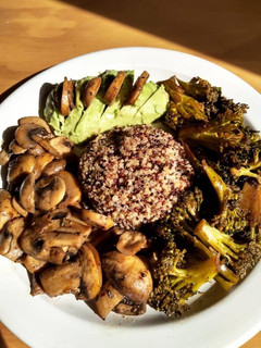 Una foto de Quinoa con verduras salteadas