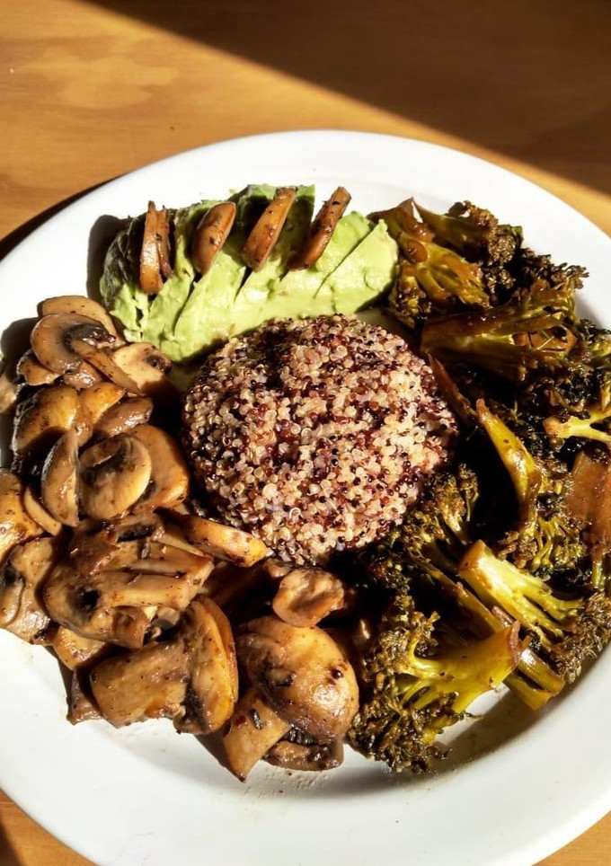 Una foto de Quinoa con verduras salteadas