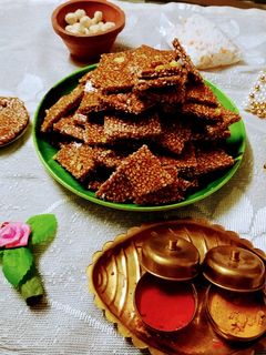 तिळगुळ वडी (tilgul wadi recipe in marathi) रेसिपी चे मुख्य फोटो