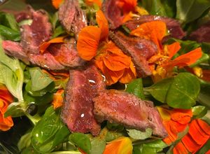 Foto di Insalata di valeriana fiori di nasturzio e straccetti di reale english style