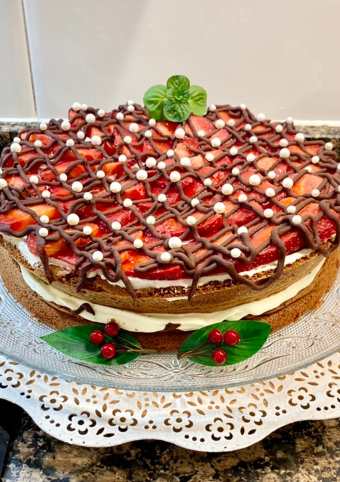 Una foto de Tarta cremosa de chocolate y fresas, “sin gluten”