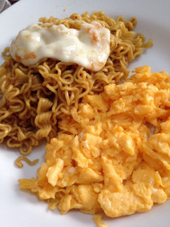 Foto resep Scrambled Egg Indomie Goreng & Mozarella Cheese