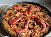Una foto de paella de marisco chirlas