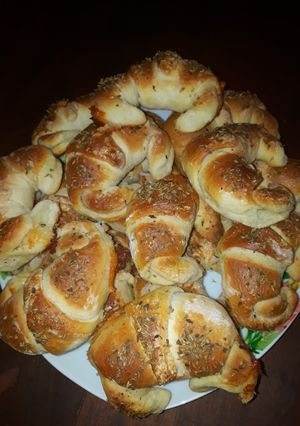 Una foto de Medialunas Con Queso Y Orégano😋