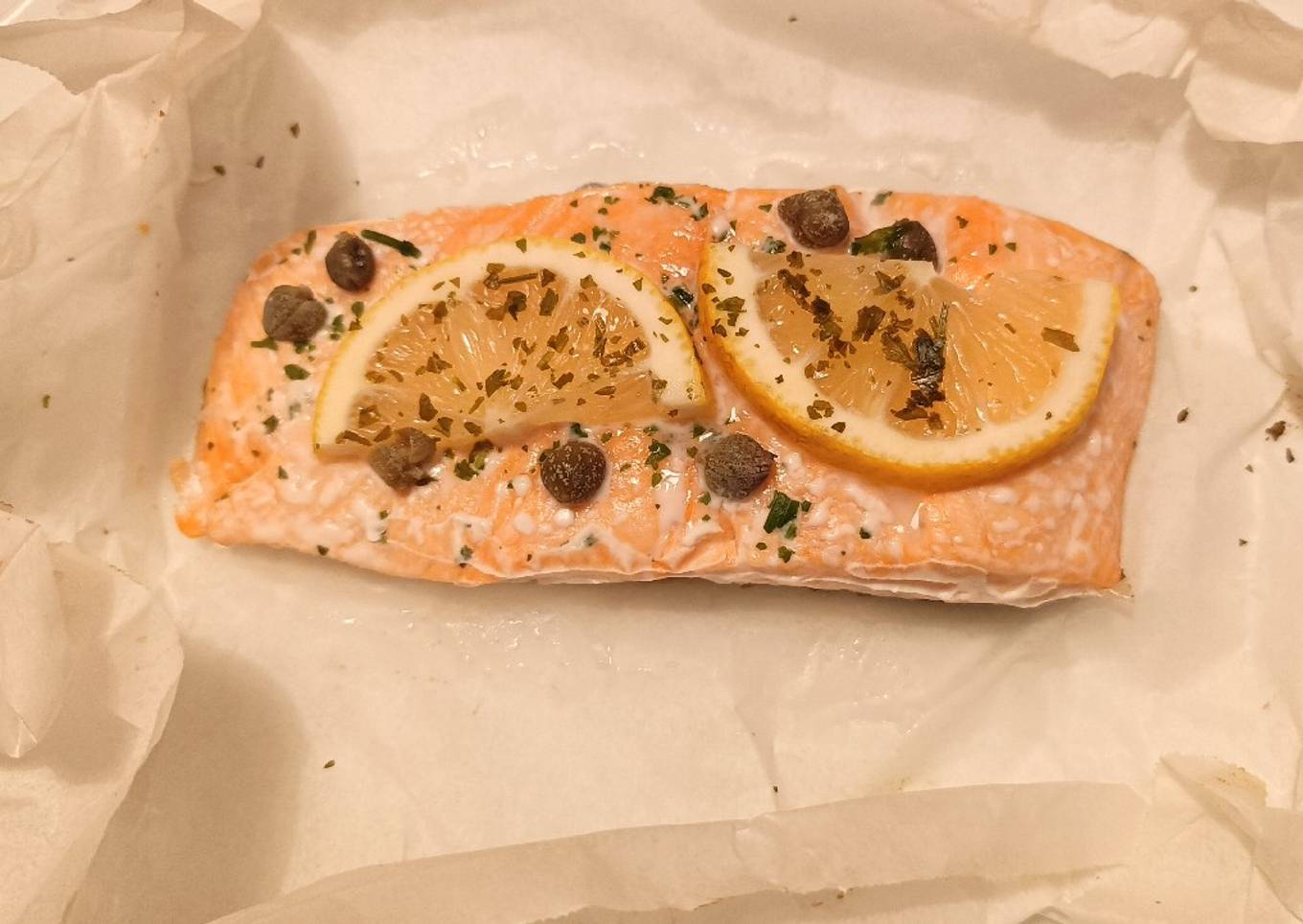 Salmon with lemon, capers and parsley