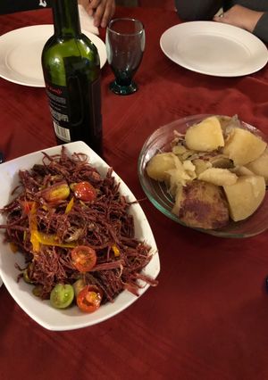 Una foto de Tasajo con boniatos