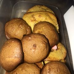A picture of Chocolate and white Cookies with marshmallows.