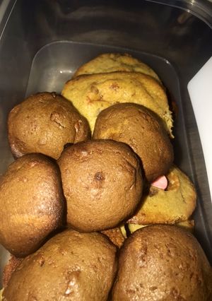 A picture of Chocolate and white Cookies with marshmallows.
