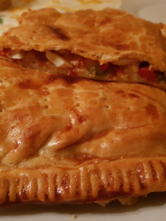 Una foto de Empanada de bacalao con pisto de verduras