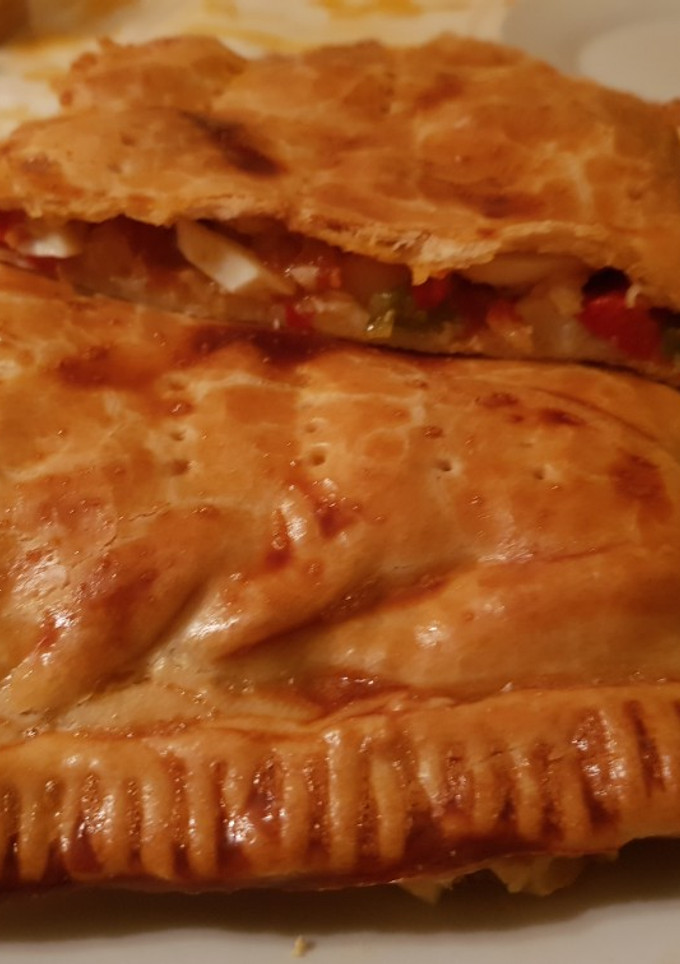 Una foto de Empanada de bacalao con pisto de verduras