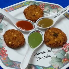 A picture of South Indian Chana Dal Pakoda (Vada).
