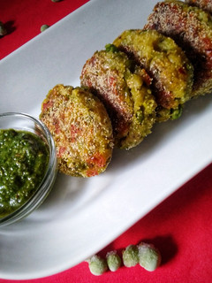 चीज मटार पॅटीस(लो ऑईल रेेेसिपी) (cheese matar patties recipe in marathi) रेसिपी चे मुख्य फोटो