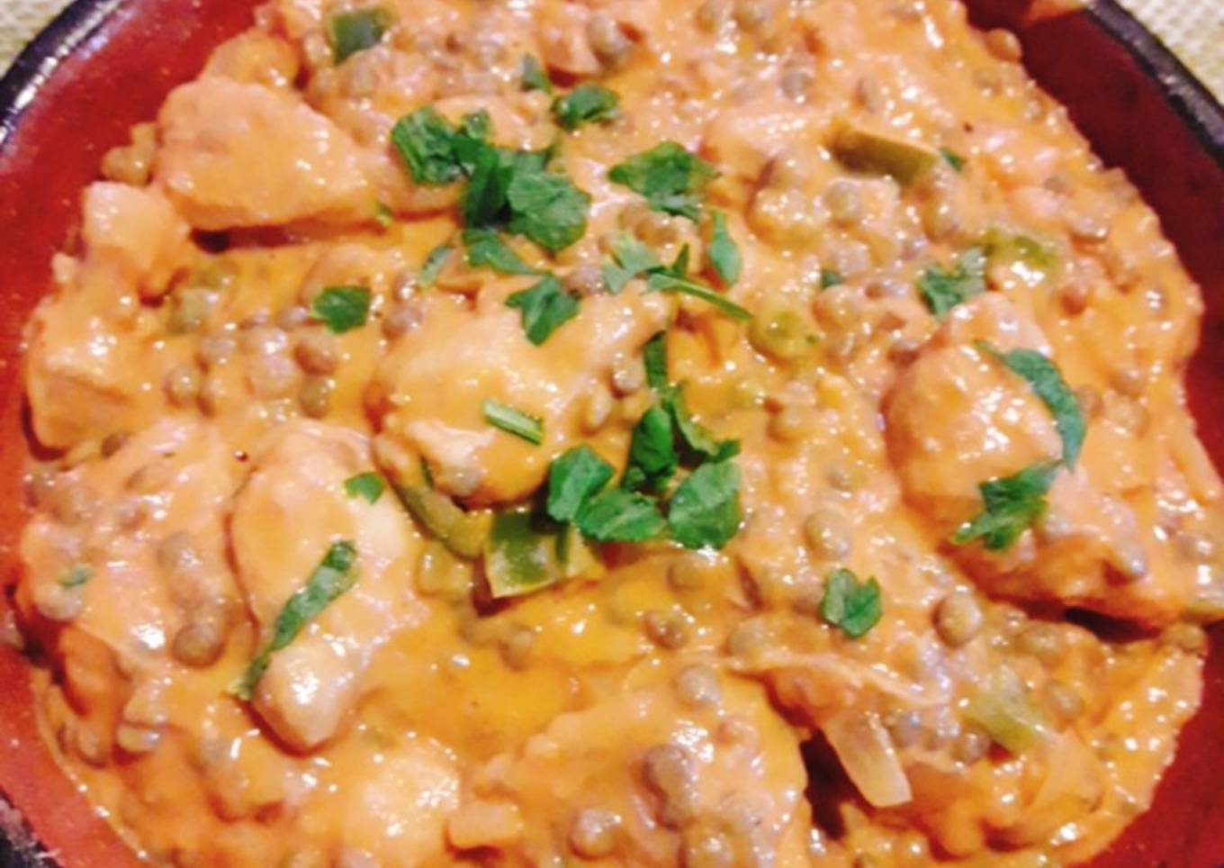 Lentejas con pollo en salsa rosa
