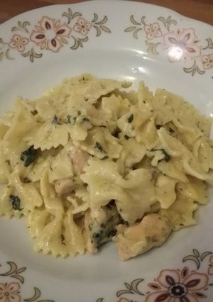 Kétsajtos spenótos csirke farfalle recept fotója