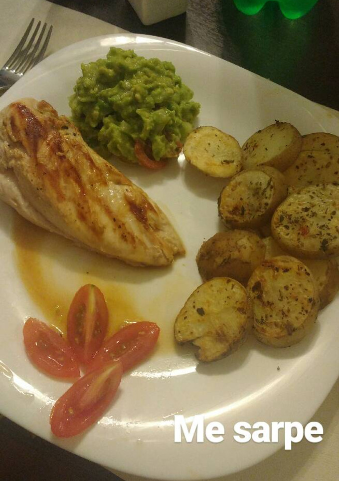 Una foto de Pechugas a la plancha con papas rusticas y guacamole