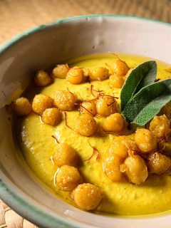 Una foto de Hummus dorado (vegan)