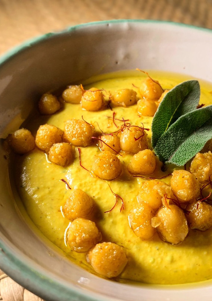 Una foto de Hummus dorado (vegan)