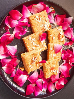 बेसन की बर्फी(besan ki barfi recipe in hindi) रेसिपी मुख्य फोटो