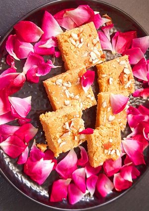 बेसन की बर्फी(besan ki barfi recipe in hindi) रेसिपी मुख्य फोटो