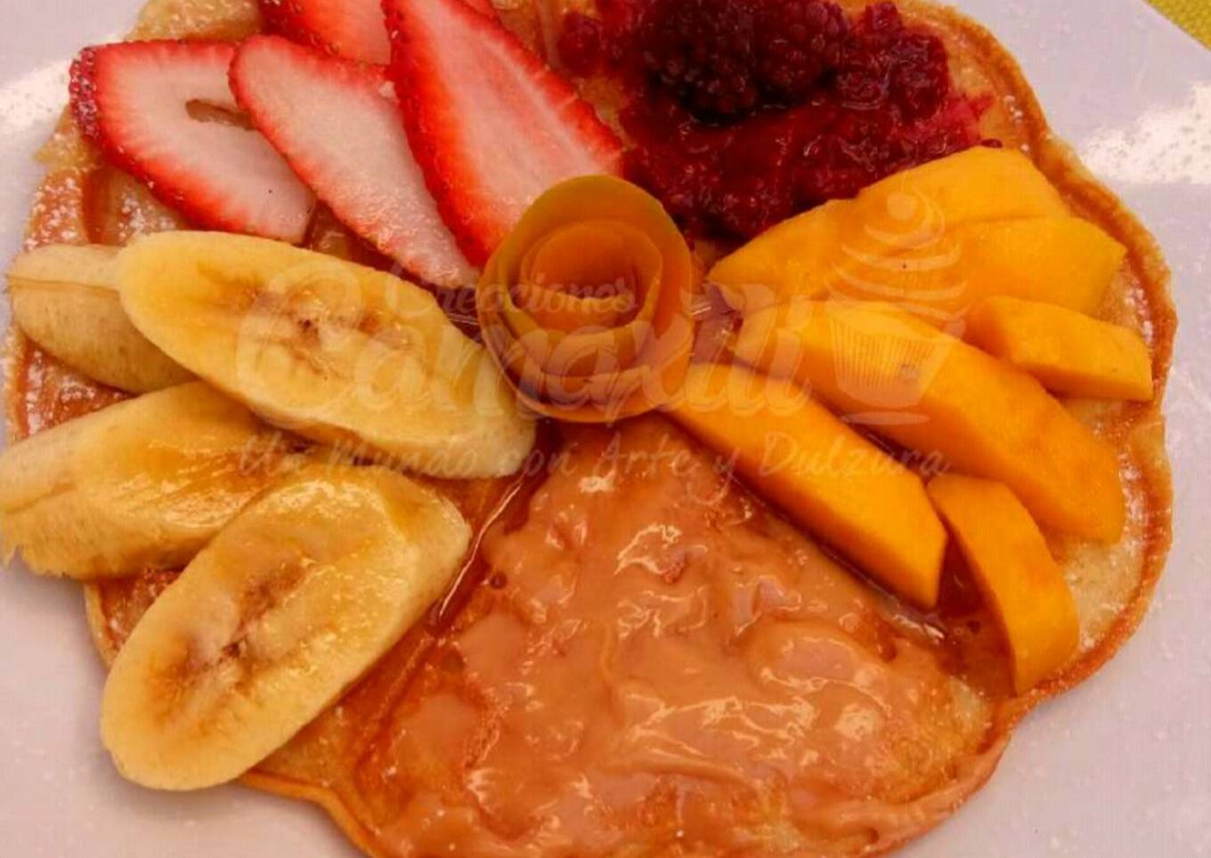 Waffles con fruta fresca y mermelada