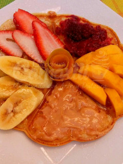 Una foto de Waffles con fruta fresca y mermelada