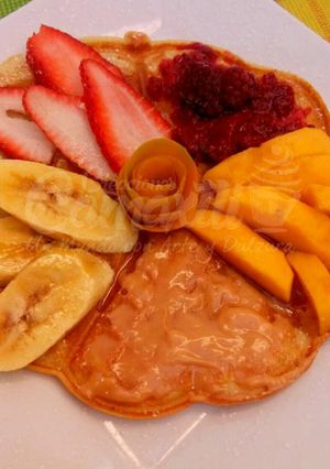 Una foto de Waffles con fruta fresca y mermelada