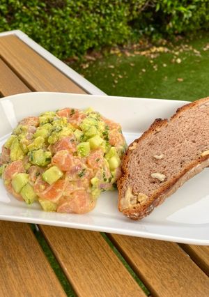 Una foto de Tartare de salmón