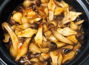 Hình của món Nấm mối đen xào sả ớt.