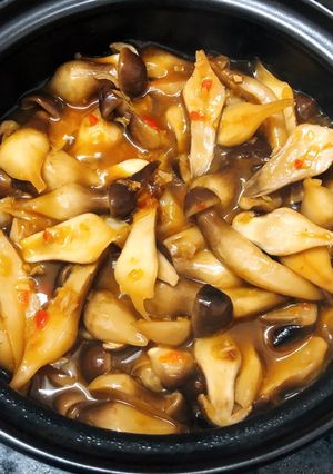 Hình của món Nấm mối đen xào sả ớt.