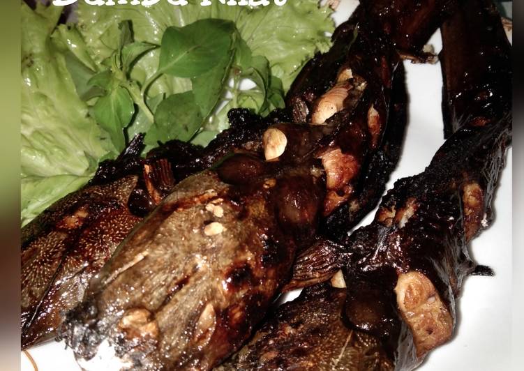 Bagaimana Menyiapkan Lele Bakar Bumbu Kilat, Lezat