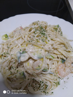 Una foto de Espaguetis a la carbonara con gambas y calabacín😋