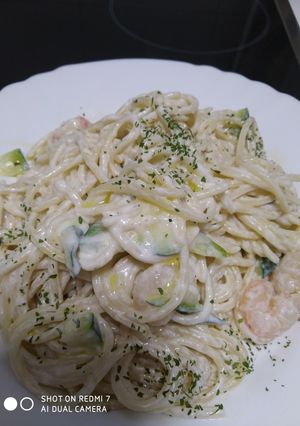 Una foto de Espaguetis a la carbonara con gambas y calabacín😋