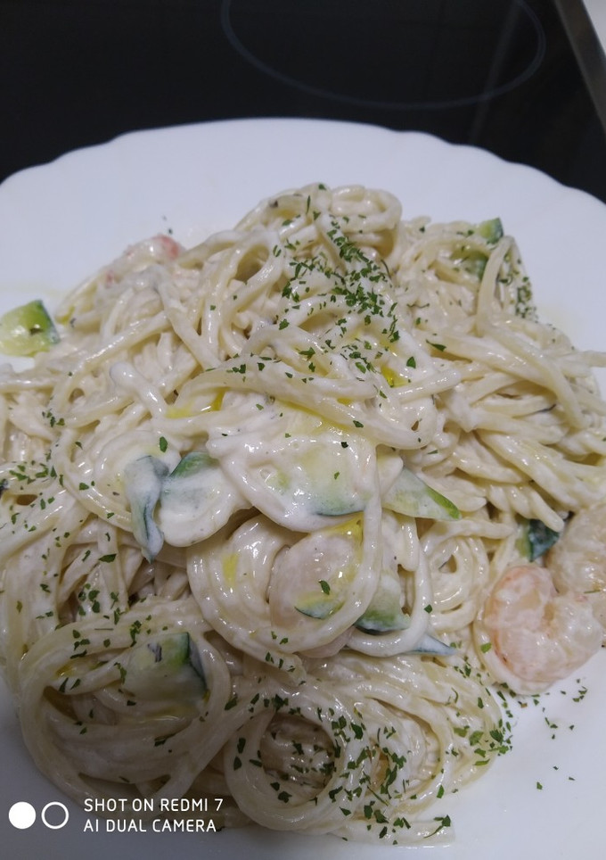Una foto de Espaguetis a la carbonara con gambas y calabacín😋