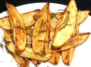 Una foto de Gajos de papas rústicas asadas al romero