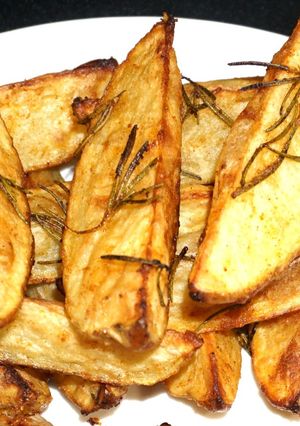 Una foto de Gajos de papas rústicas asadas al romero
