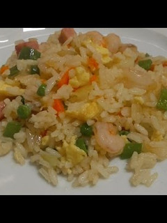 Una foto de Arroz chino tres delícias