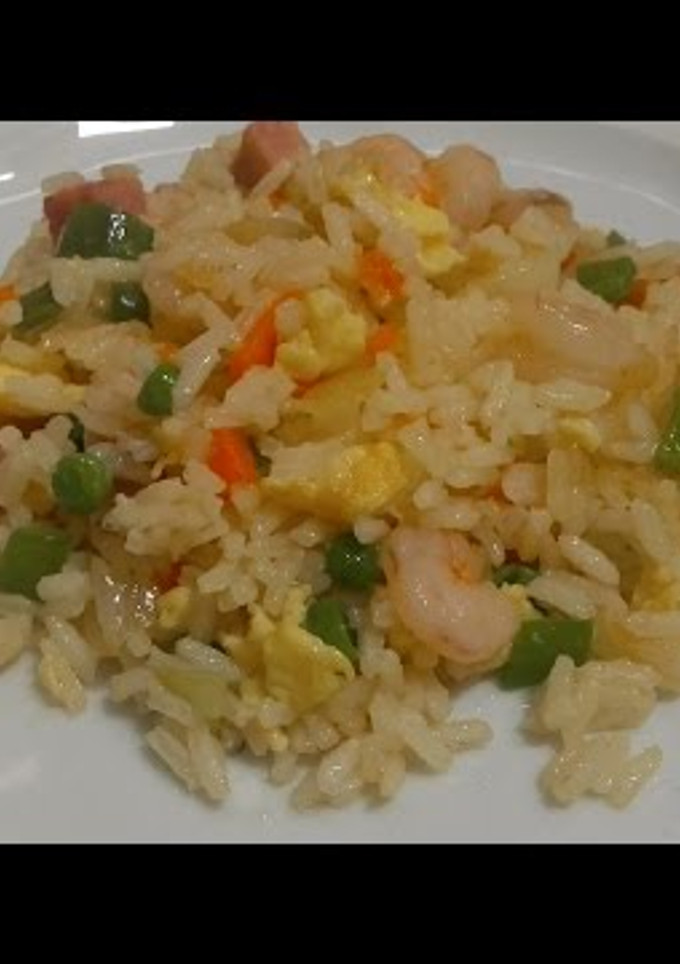 Una foto de Arroz chino tres delícias