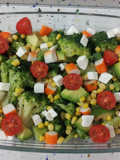 Una foto de Ensalada de brócolis con aguacates y surimi