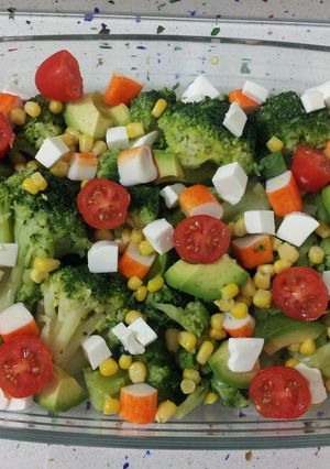 Foto principal de Ensalada de brócolis con aguacates y surimi