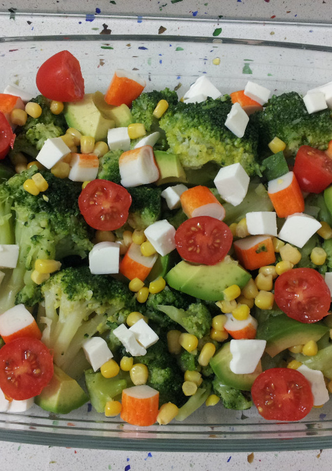 Una foto de Ensalada de brócolis con aguacates y surimi