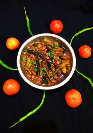 बैंगन टमाटर सब्जी (Baingan Tamatar Sabzi recipe in Hindi) रेसिपी मुख्य फोटो