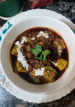 A picture of Dhaba style palak paneer.