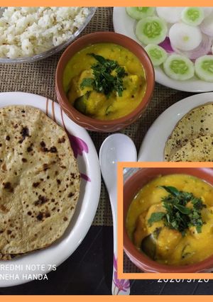A picture of Punjabi kadhi pakora thali.