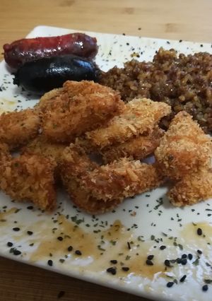 Una foto de Combinado de Pollo Crujiente, Arroz especiado y algo de ibérico