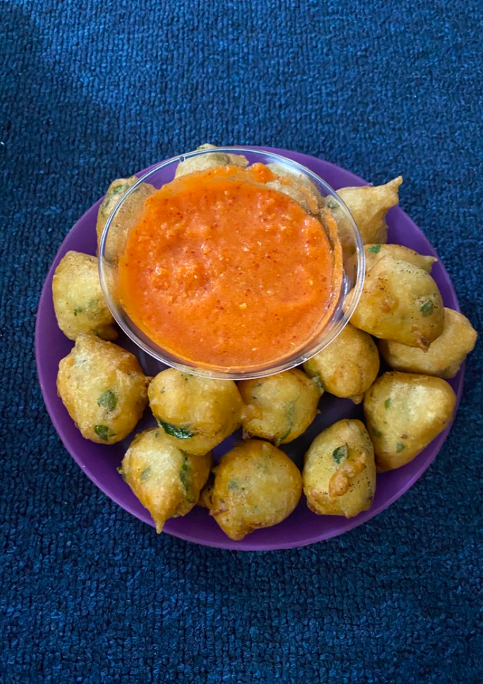 ஆந்தரா spl குண்டு போண்டா வித் சிவப்பு சட்ணி (gundu bonda with chutni recipe in tamil) செய்முறை முக்கிய புகைப்படம்