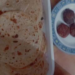 A picture of Khasta karare parathey in sehri.