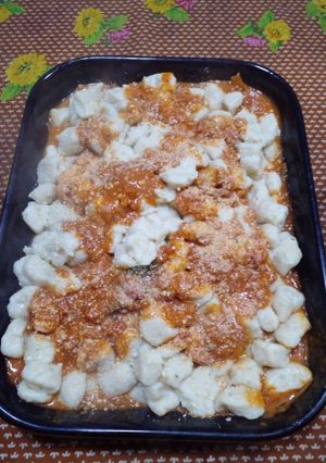 Una foto de Ñoquis de papa con salsa roja