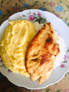 Una foto de Puré de papas con milanesa