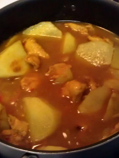A picture of Curry Chicken and roti skin.