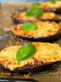 Aubergines rôties en sauce et fromage